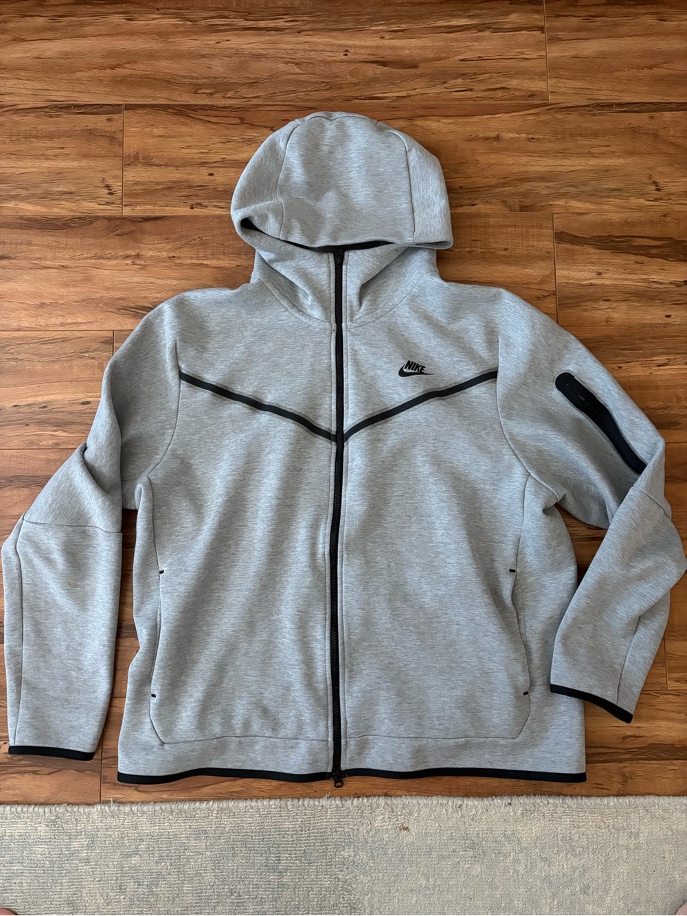 Nike Men’s Light Gray Full-Zip Hooded Sweater with Black Trim